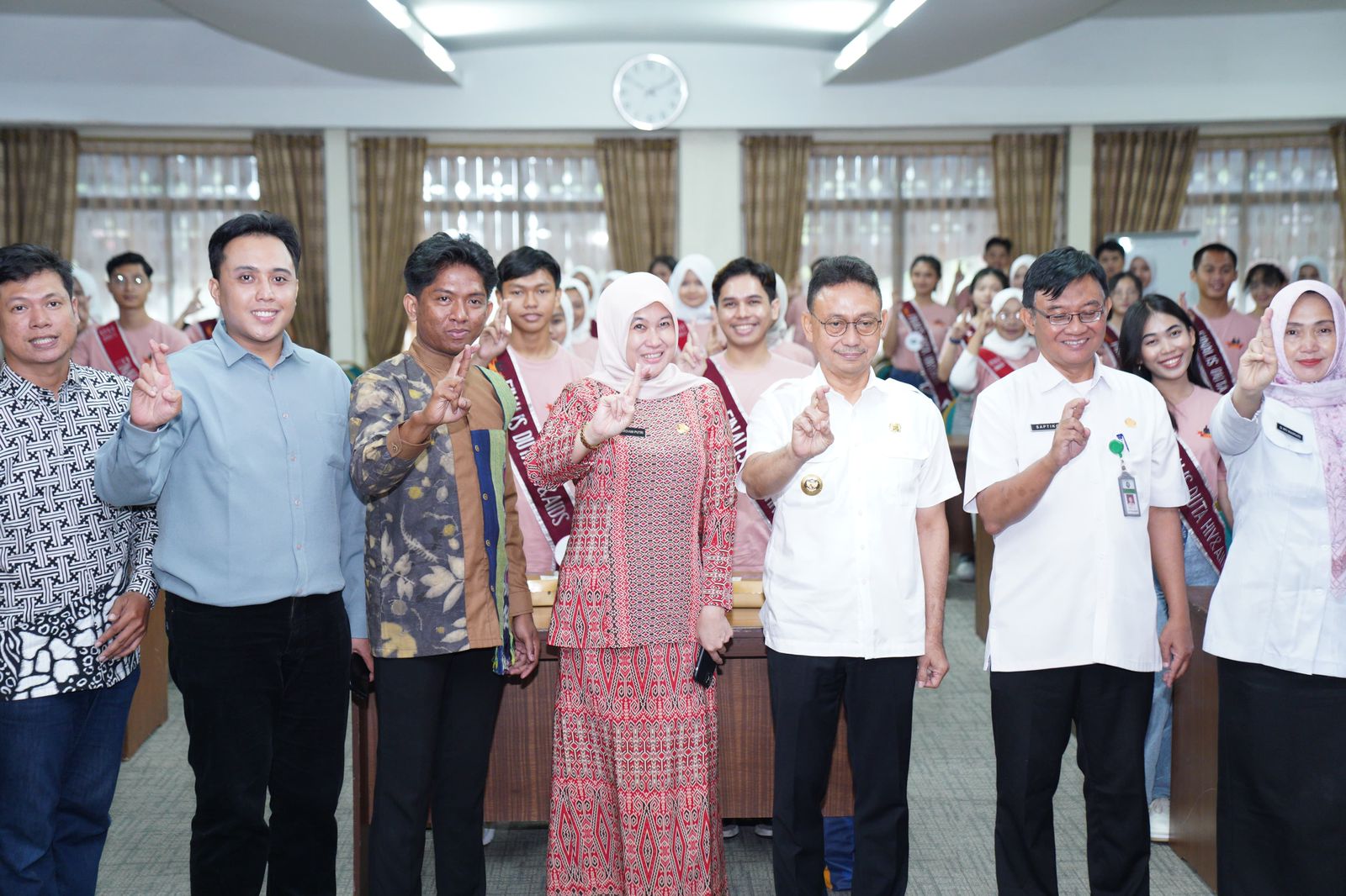 Foto bersama Wali Kota Pontianak, Edi Rusdi Kamtono dengan Finalis Duta HIV/AIDS Kalbar. (Foto: Prokopim Pontianak)