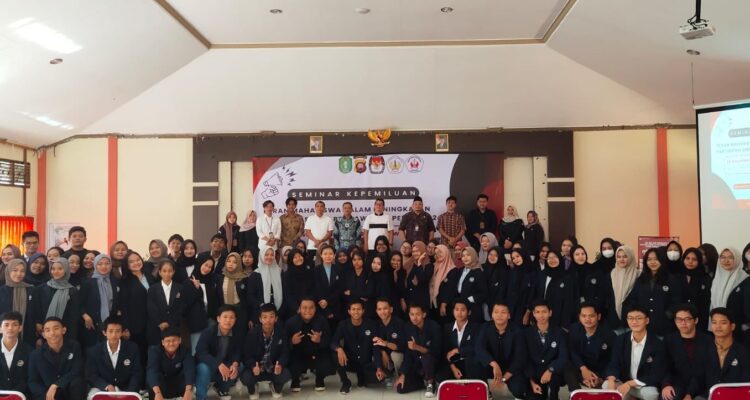 Foto bersama usai seminar “Peran Mahasiswa Dalam Peningkatan Partisipasi dan Pengawasan Pemilu 2024”. (Foto: Istimewa)