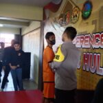 Kapolres Kapuas Hulu, AKBP Hendrawan saat berkomunikasi dengan tersangka NR. (Foto: Ishaq/KalbarOnline.com)