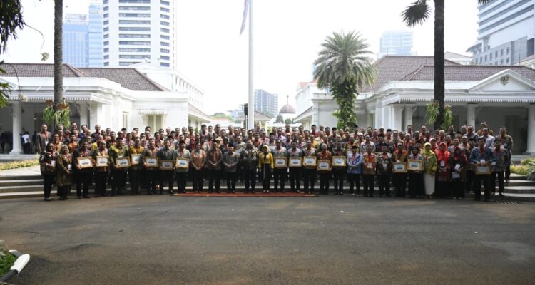 Foto bersama seluruh kepala daerah yang menerima penghargaan dari Wakil Presiden RI, Ma'ruf Amin. (Foto: Prokopim Pontianak)