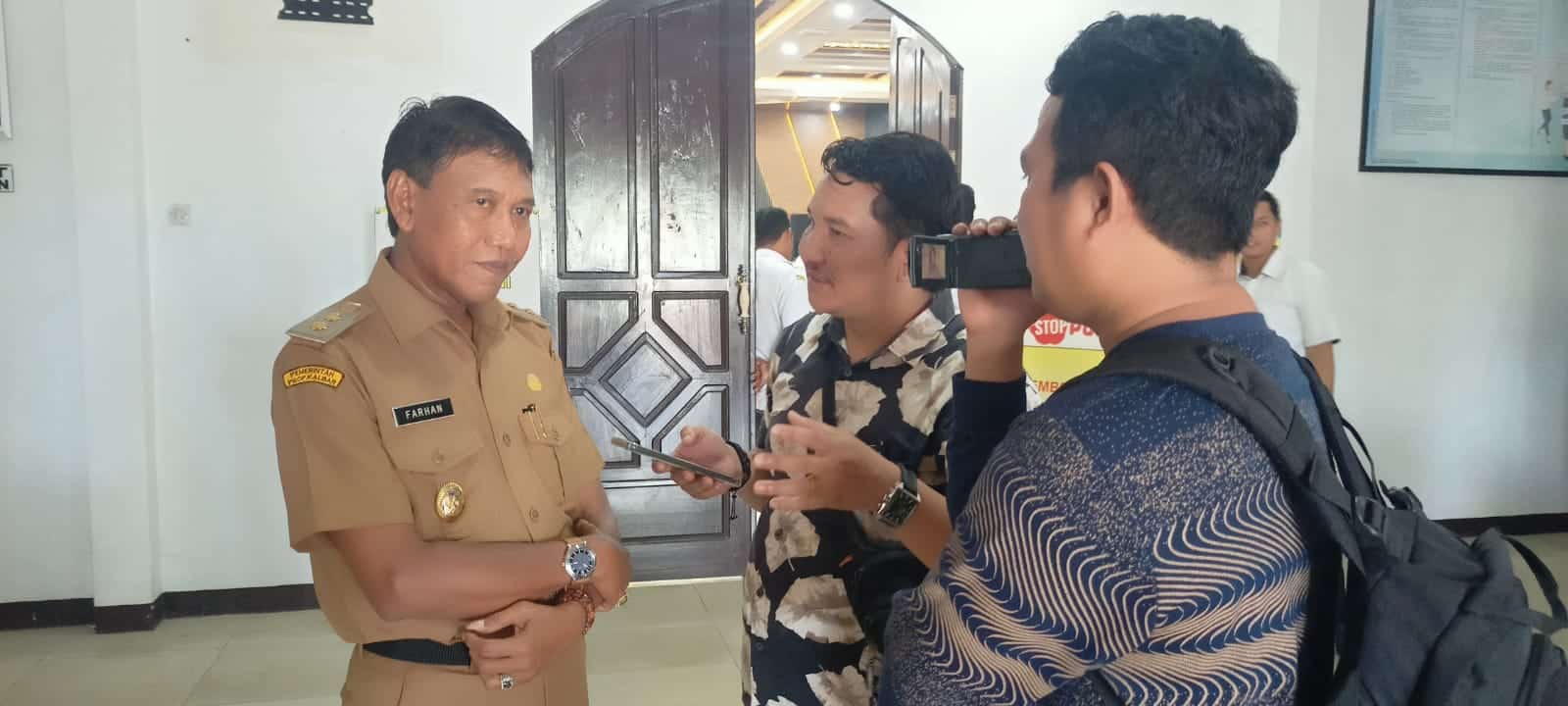 Wabup Ketapang, Farhan saat diwawancara wartawan usai rapat paripurna di Gedung DPRD Ketapang, Senin (13/11/2023). (Foto: Adi LC)