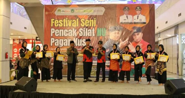 Sekda Ketapang, Alexander Wilyo bersama panitia dan juara lomba pencak silat berfoto bersama usai kegiatan. (Foto: Adi LC)