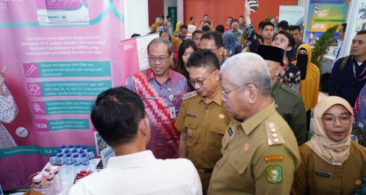 Pj Gubernur Kalbar, Harisson bersama Wali Kota Pontianak, Edi Rusdi Kamtono meninjau stand peserta Kalbar Hospital Expo 2023 di PCC. (Foto: Prokopim Pontianak)