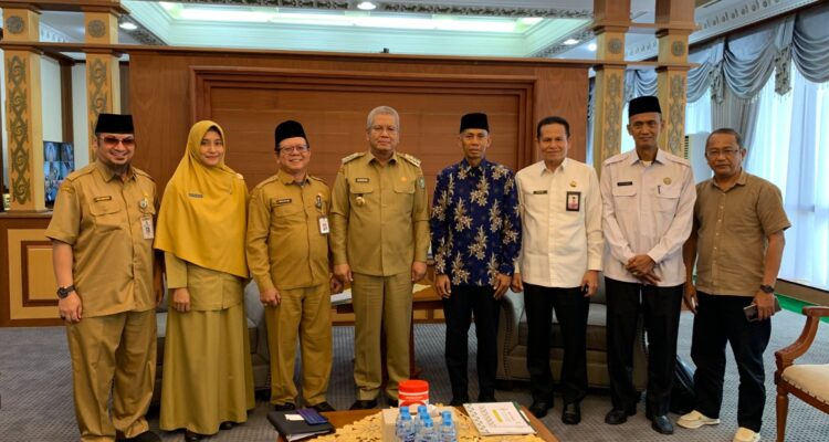 Pj Gubernur Kalbar, Harisson foto bersama jajaran LPTQ Kalbar, Senin (13/11/2023). (Foto: Jauhari)