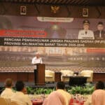 Pj Gubernur Kalimantan Barat, Harisson membuka Forum Konsultasi Publik Rencana Pembangunan Jangka Panjang Daerah (RPJPD) Tahun 2025 - 2045, di Hall Hotel Qubu Resort, Kubu Raya, Rabu (15/11/2023). (Foto: Jauhari)