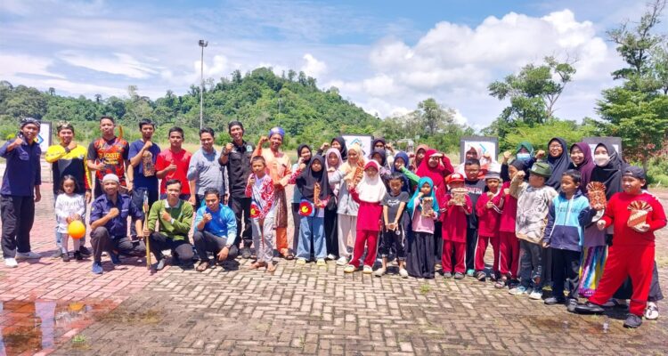 Foto bersama usai latihan bersama Federasi Seni Panahan Tradisional Indonesia (Fespati), di Pelataran Sail Karimata, Pantai Pulau Datok, Kabupaten Kayong Utara. (Foto: Istimewa/ Santo)