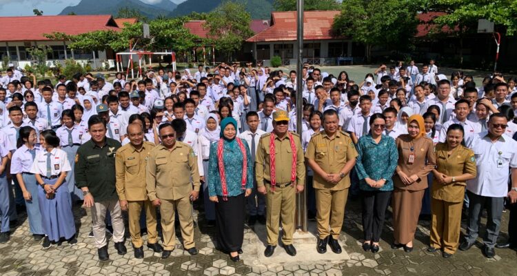 Pj Gubernur Kalbar, Harisson dan Pj Ketua TP PKK Provinsi Kalbar, Windy Prihastari foto bersama dengan para siswa dan guru SMAN 1 Bengkayang, Kabupaten Bengkayang, Senin (20/11/2023). (Foto: Jauhari)