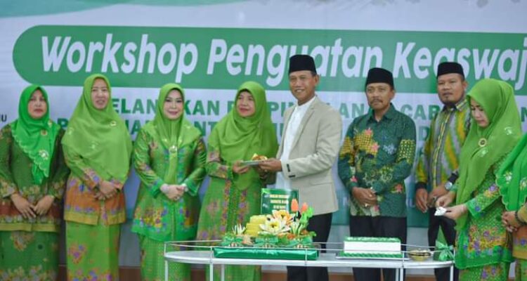 Wakil Bupati Ketapang, Farhan membuka Workshop Penguatan Keaswajaan, di Aula Gedung PCNU Ketapang, Minggu (19/11/2023). (Foto: Adi LC)