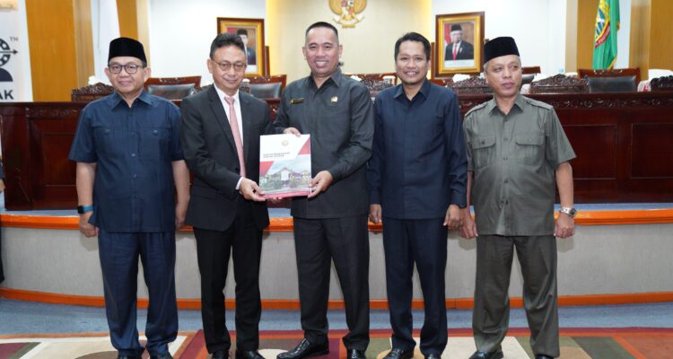 Wali Kota Pontianak, Edi Rusdi Kamtono menyampaikan RAPBD tahun 2024. (Foto: Prokopim Pontianak)