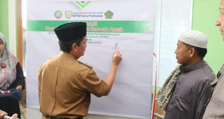 Wakil Wali Kota Pontianak, Bahasan menandatangani Deklarasi Pondok Pesantren Ramah Anak di Ponpes Darul Faizin. (Foto: Prokopim Pontianak)