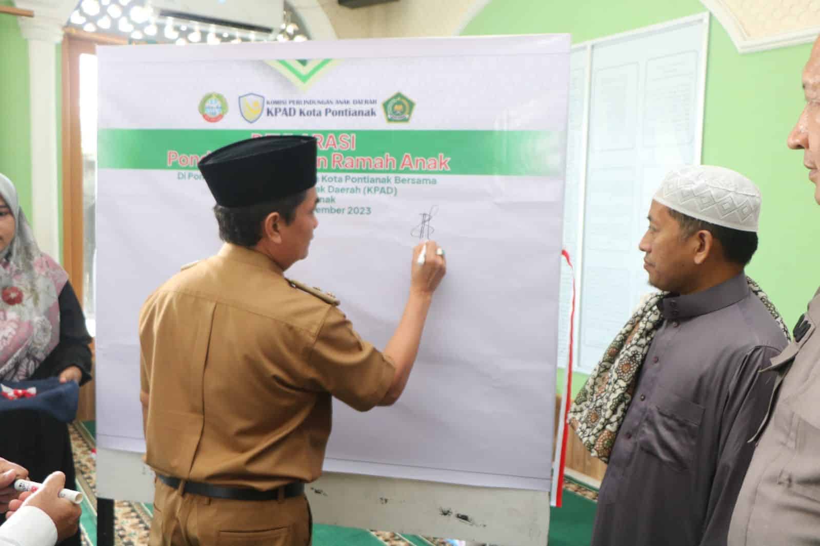 Wakil Wali Kota Pontianak, Bahasan menandatangani Deklarasi Pondok Pesantren Ramah Anak di Ponpes Darul Faizin. (Foto: Prokopim Pontianak)