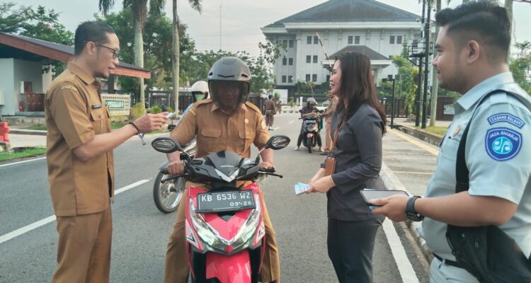 Bapenda Kalbar melaksanakan pemeriksaan rutin kepatuhan pajak kendaraan pegawai. (Foto: Jauhari)