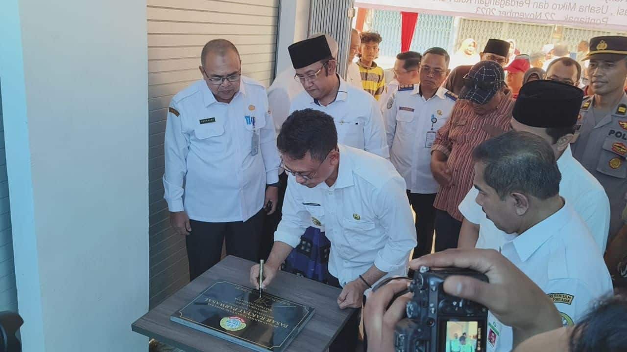 Wali Kota Pontianak, Edi Rusdi Kamtono menandatangani prasasti menandai diresmikannya Pasar Rakyat Parwasal di Pontianak Utara. (Foto: Kominfo/Prokopim Pontianak)