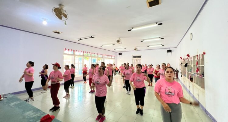 Srikandi Ganjar bersama milenial Ketapang melakukan senam sehat untuk jaga kebugaran. (Foto: Jauhari)