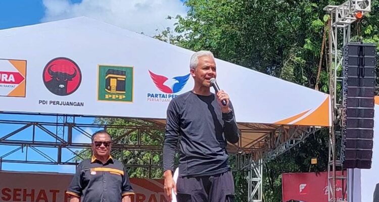 Calon presiden 2024, Ganjar Pranowo didampingi calon wakil presiden Mahfud MD menyapa ribuan warga di Alun-Alun Kapuas Kota Pontianak, Minggu (25/11/2023). (Foto: Jauhari)