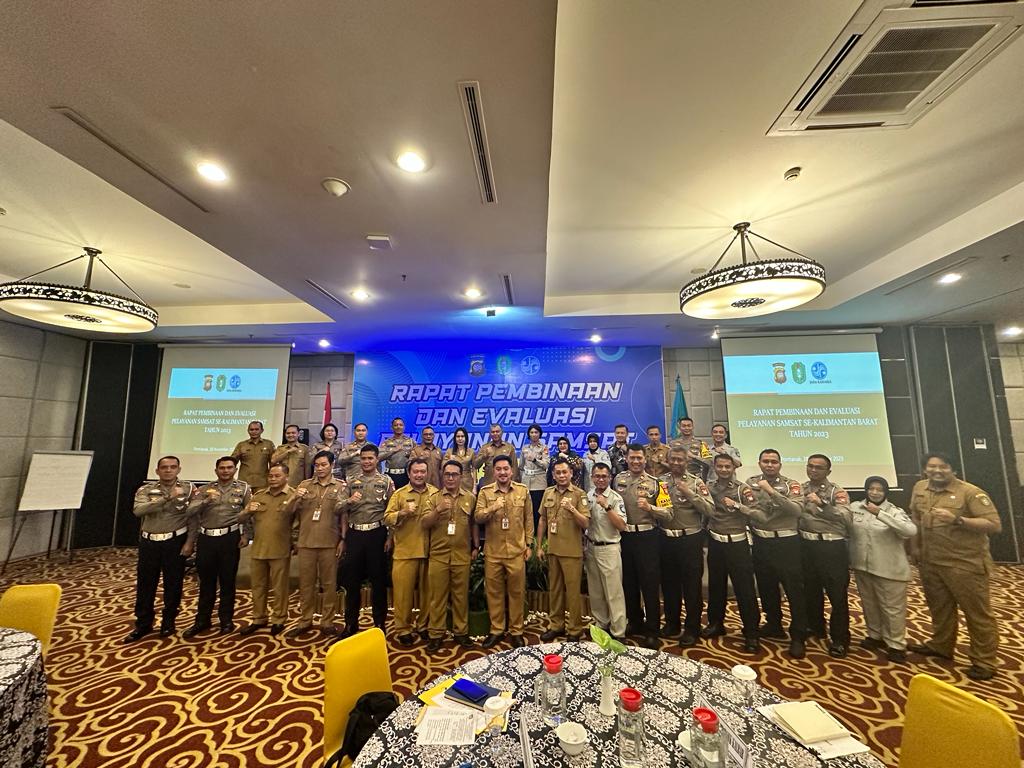 Plh Kepala Bapenda Kalbar, Hisamudin foto bersama peserta rapat pembinaan dan evaluasi pelayanan samsat se-Kalbar di Hotel Mercure, Selasa (28/11/2023). (Foto: PPID Bapenda Kalbar)