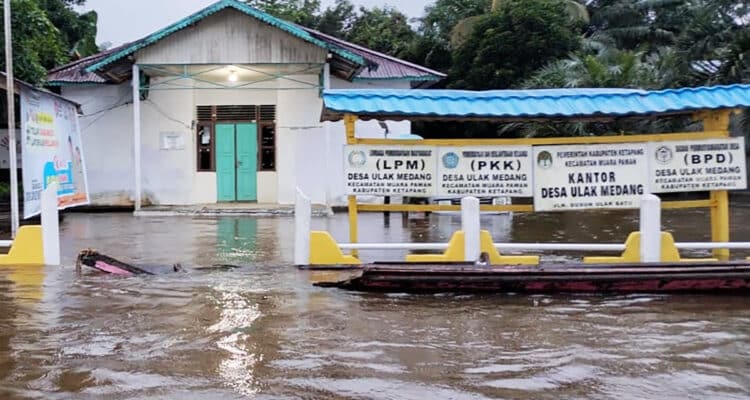 Kondisi banjir di Desa Ulak Medang, Kecamatan Muara Pawan, Kabupaten Ketapang (Foto: Adi LC)