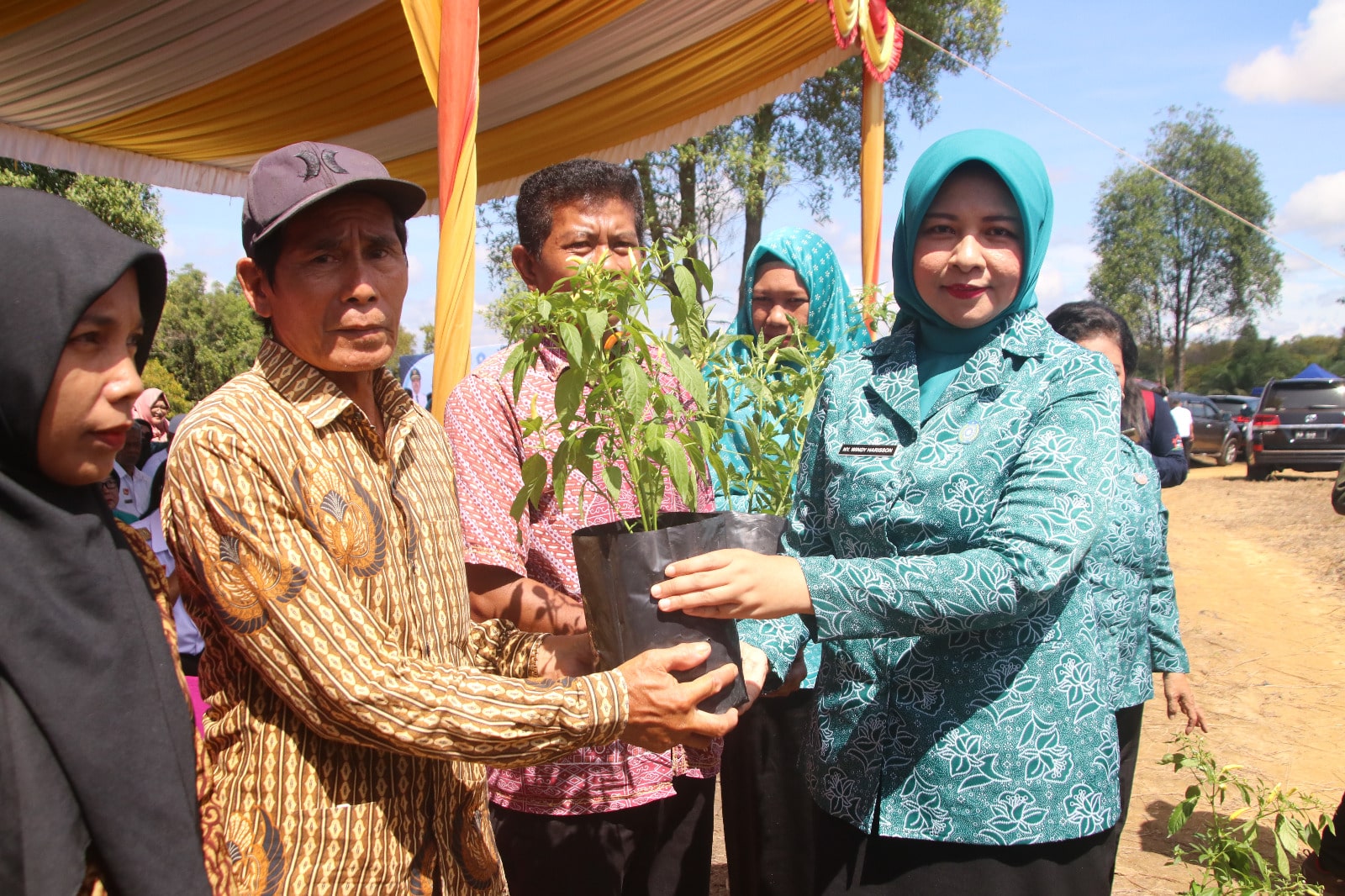 Pj Ketua TP PKK Provinsi Kalbar, Windy Prihastari memberikan benih cabai kepada salah seorang warga di Kabupaten Sanggau. (Foto: Jau/KalbarOnline.com)