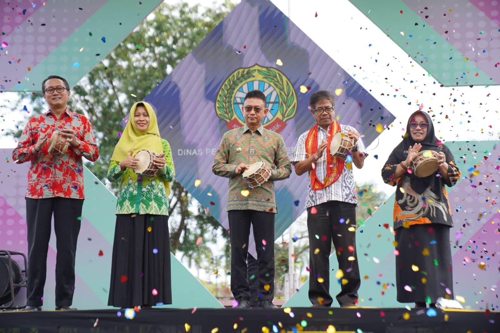 Wali Kota Pontianak, Edi Rusdi Kamtono menabuh gendang beruas menandai dimulainya Pekan Kebudayaan Daerah Kota Pontianak. (Foto: Kominfo/Prokopim Pontianak)