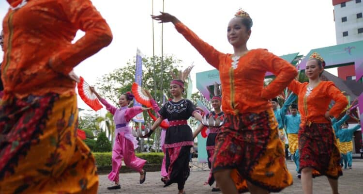 Para pelajar berparade dengan menampilkan berbagai tarian seni dan budaya pada Pekan Kebudayaan Daerah Kota Pontianak. (Foto: Kominfo/Prokopim Pontianak)