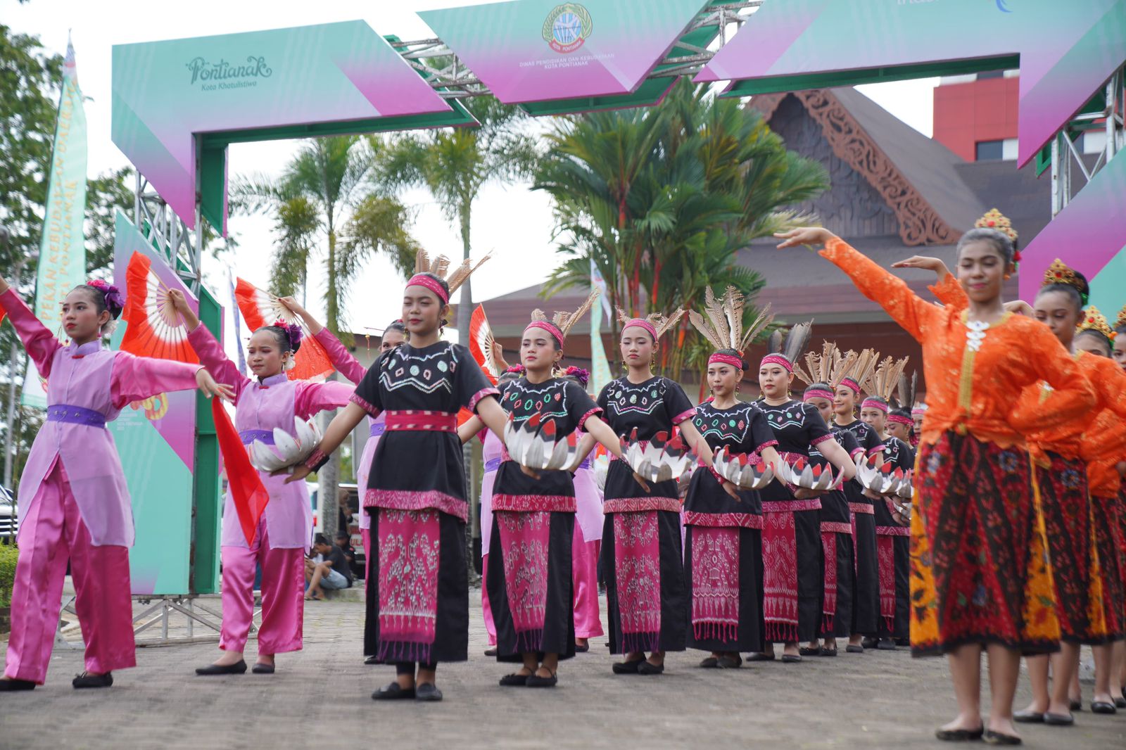 Para pelajar berparade dengan menampilkan berbagai tarian seni dan budaya pada Pekan Kebudayaan Daerah Kota Pontianak. (Foto: Kominfo/Prokopim Pontianak)