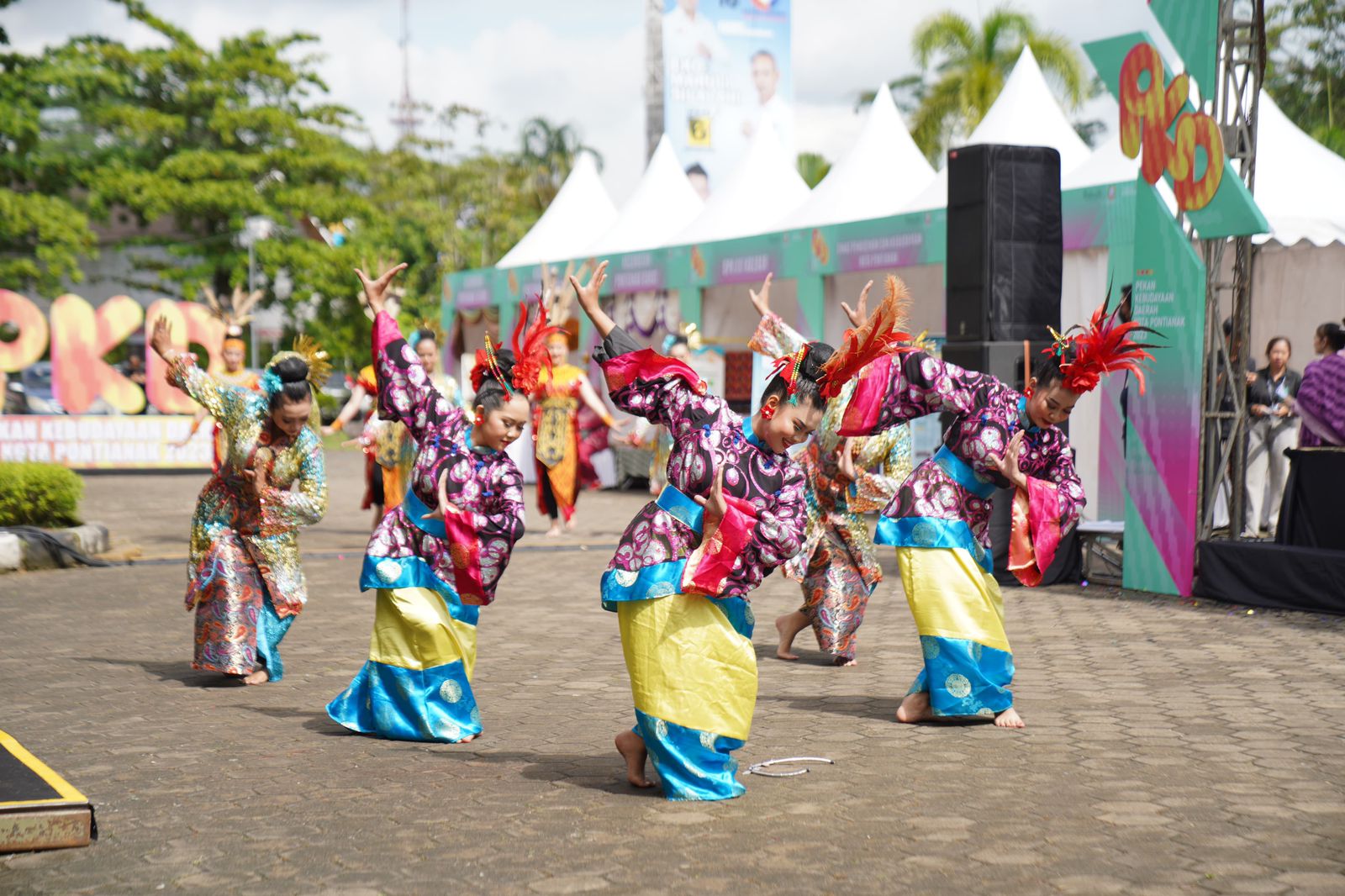 Para pelajar berparade dengan menampilkan berbagai tarian seni dan budaya pada Pekan Kebudayaan Daerah Kota Pontianak. (Foto: Kominfo/Prokopim Pontianak)