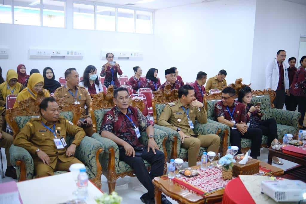 Bupati Kapuas Hulu, Fransiskus Diaan menghadiri kegiatan Akreditasi Pelayanan Kesehatan di RSUD dr Achmad Diponegoro Putussibau. (Foto: Ishaq.KalbarOnline.com)