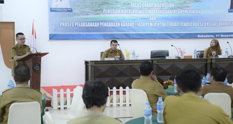 Suasana FGD Penilaian Kinerja Penyedia Barang dan Jasa Pemerintah Serta Proses Pelaksanaan Pengadaan Barang atau Jasa Pemerintah Terkait Tender dan Seleksi Jasa Konstruksi di lingkungan Pemkab Kayong Utara Tahun 2023 di Aula Hotel Mahkota Kayong Sukadana, Senin (11/12/3023). (Foto: Prokopim)