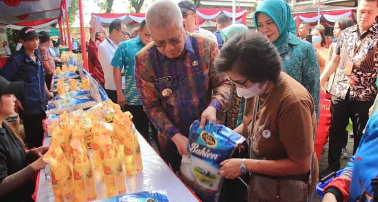 Acara gerakan pangan murah akbar yang digelar di halaman Kantor Dinas Ketahanan Pangan Kalbar, Kamis (14/12/2023). (Foto: Jauhari)