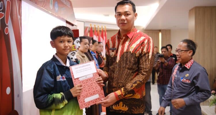 Bupati Kapuas Hulu, Fransiskus Diaan foto bersama di sela-sela me-launching program merdeka belajar. (Foto: Ishaq/KalbarOnline.com)