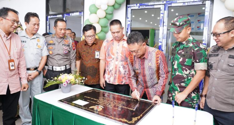 Wali Kota Pontianak, Edi Rusdi Kamtono menandatangani prasasti soft launching di Gedung Mal Pelayanan Publik. (Foto: Kominfo/Prokopim Pontianak)