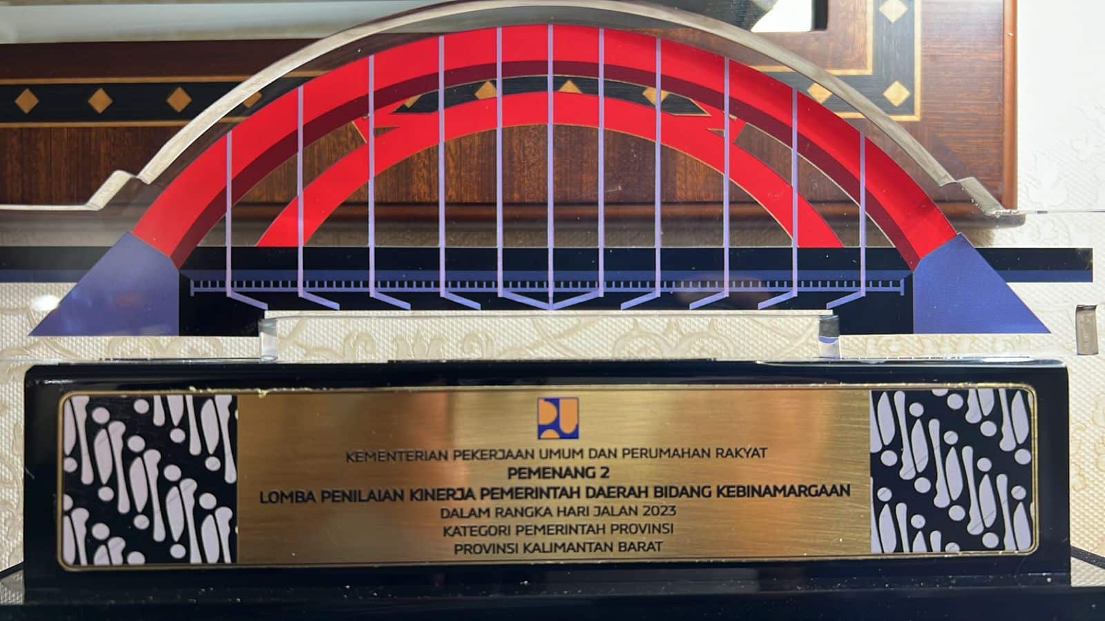 Juara 2 lomba Penilaian Kinerja Pemerintah Daerah Bidang Kebinamargaan. (Foto: PUPR Kalbar)