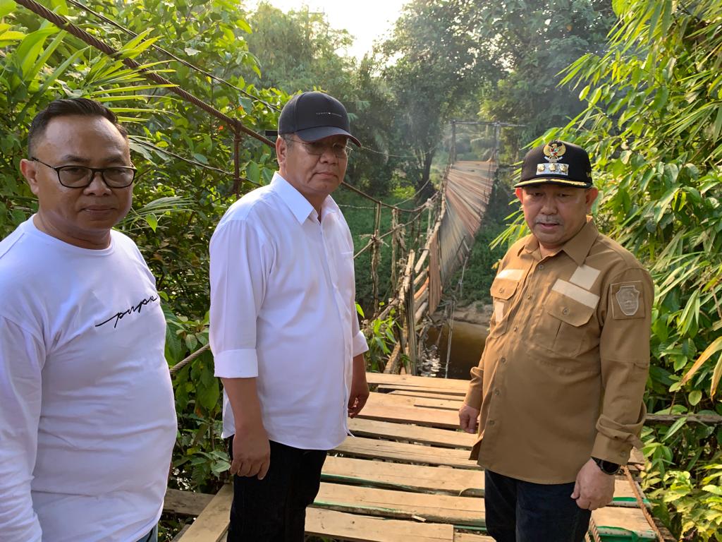 Penjabat (Pj) Gubernur Kalimantan Barat (Kalbar), Harisson foto bersama di sela-sela mengecek kondisi robohnya Jembatan Gantung Sungai Jambu, di Dusun Jambu Pokoh, Desa Jambu Tembawang, Kecamatan Air Besar, Kabupaten Landak, Sabtu (23/12/2023). (Foto: Jauhari)