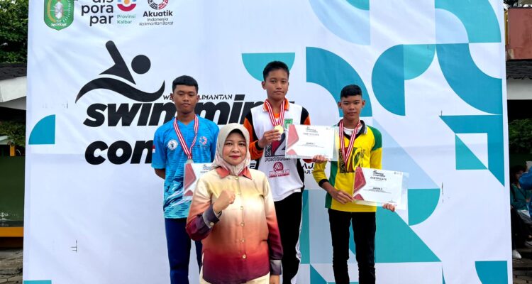 Pj Ketua TP PKK Kalbar yang juga Kadisporapar Kalbar, Windy Prihastari foto bersama usai menyerahkan medali kepada juara West Kalimantan Swimming Competition. (Foto: ESJ/KalbarOnline.com)