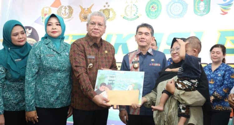 Penyerahan bantuan pangan kepada keluarga balita stunting di Posyandu Karya Pesona, Jalan Ampera, Gang RA Karim, Jumat (29/12/2023) pagi. (Foto: Kominfo/Prokopim Pontianak)