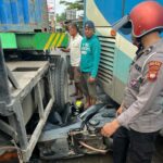 Petugas Polantas Kubu Raya rela mengganjal bus mogok dengan kendaraan pribadinya di Jembatan Kapuas 2. (Foto: Polres Kubu Raya)