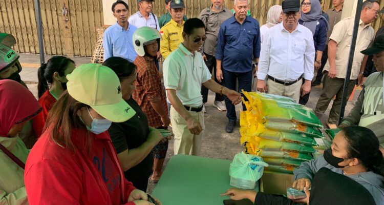 Pj Gubernur Kalbar, Harisson memantau jalannya operasi pasar yang digelar di Pasar Beringin, Jalan Salman Diman, Minggu (31/12/2023). (Foto: Jauhari)