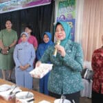 Pj Ketua Tim Penggerak PKK Kalbar Windy Prihastari memimpin penyuluhan gizi dan demo masak Makanan Pendamping ASI secara langsung pada acara Kick Off program Sinita Penjaga Ibu Jari dalam rangka pencegahan dan penanganan stunting