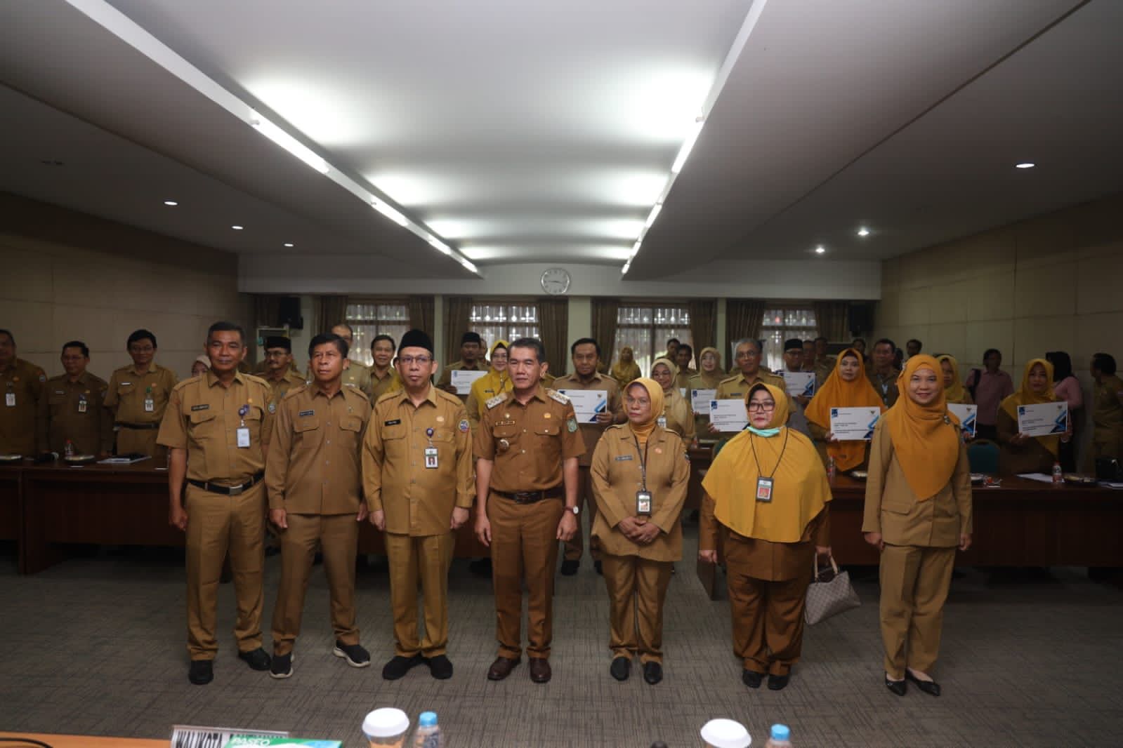 Pj Wali Kota Pontianak, Ani Sofian foto bersama dengan seluruh Kepala OPD usai menyerahkan DPA tahun 2024. (Foto: Kominfo/Prokopim Pontianak)