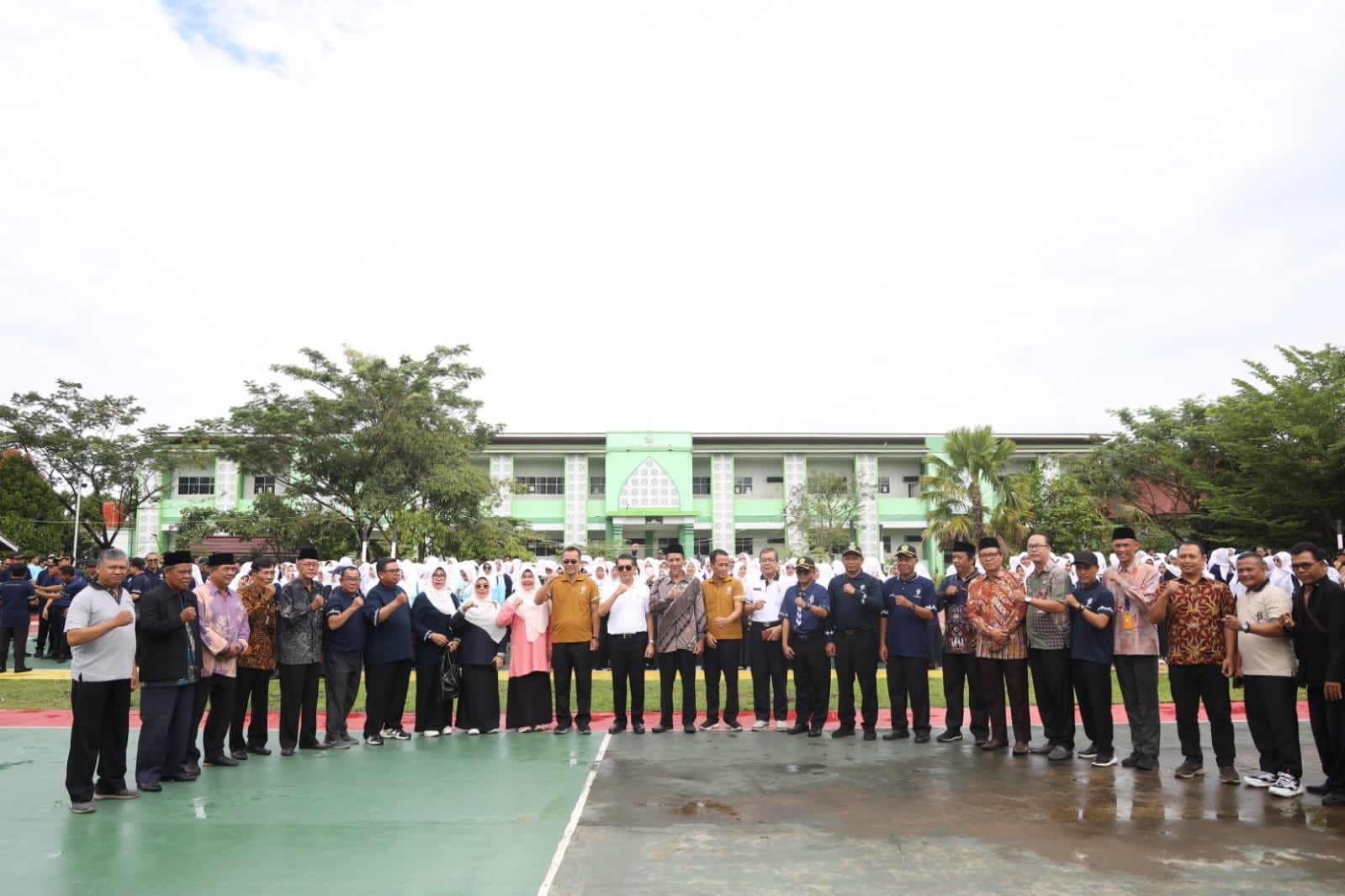 Para peserta Upacara Hari Amal Bakti ke-78 Kemenag berfoto bersama Pj Wali Kota Pontianak, Ani Sofian. (Foto: Kominfo/Prokopim Pontianak)