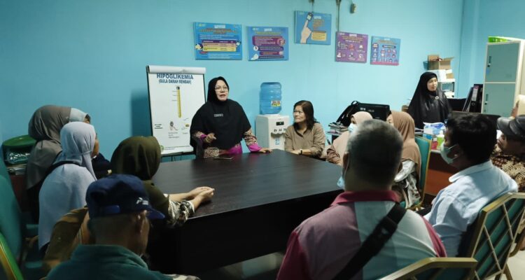 Sosialisasi kesehatan tentang waspada gula darah rendah di UPT RSUD Sultan Syarif Mohamad Alkadrie Kota Pontianak, Jumat (05/01/2024). (Foto: PKRS-Humas/RSUDSSMA)