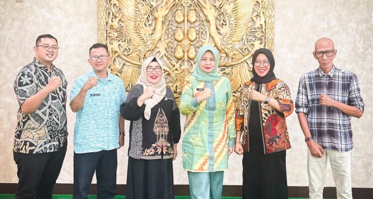 Ketua Smansa Pontianak, Windy Prihastari foto bersama. (Foto: Jauhari)