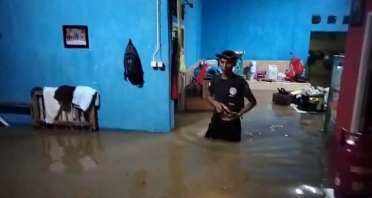 Banjir di salah satu rumah warga di Kabupaten Landak. (Foto: BPBD Kalbar)