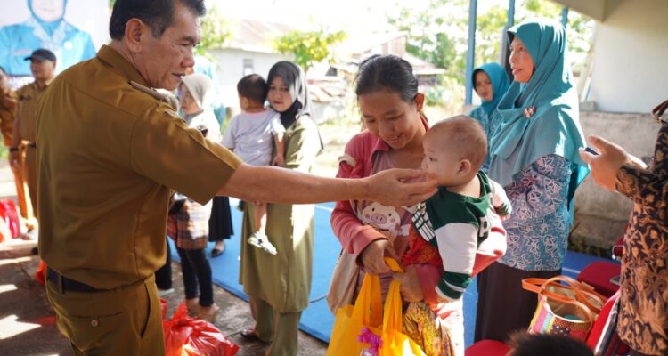 Pj Wali Kota Pontianak, Ani Sofian menyerahkan secara simbolis bantuan kepada orang tua balita stunting. (Foto: Kominfo/Prokopim Pontianak)