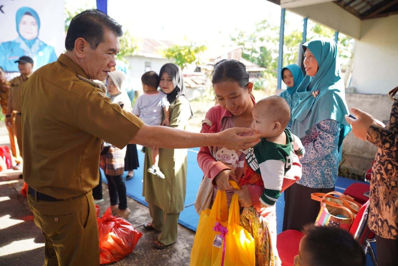 Pj Wali Kota Pontianak, Ani Sofian menyerahkan secara simbolis bantuan kepada orang tua balita stunting. (Foto: Kominfo/Prokopim Pontianak)