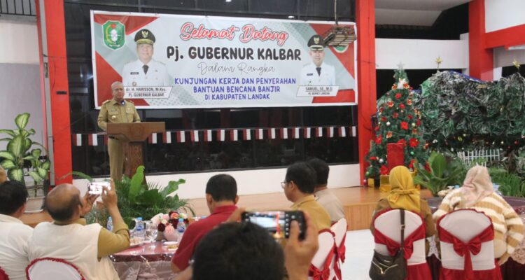 Pj Gubernur Kalbar, Harisson memberikan kata sambutan dalam acara penyerahan bantuan secara simbolis untuk masyarakat terdampak banjir, di Pendopo Bupati Landak, Selasa (09/01/2025) malam. (Foto: Jauhari)