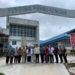 Penjabat (Pj) Gubernur Provinsi Kalbar, Harisson berfoto bersama di depan bangunan Puskesmas Puring Kencana, di sela-sela kunjungan kerja ke Kabupaten Kapuas Hulu, Kamis (11/01/2024). (Foto: Jauhari)