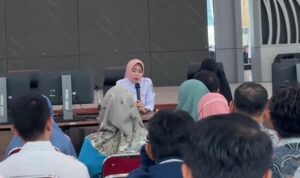 Kadisdikbud Provinsi Kalbar, Rita Hastarita saat memberikan rekon evaluasi dan pengawasan dana Bos se-Kalbar, Rabu (03/01/2024). (Foto: Jauhari)