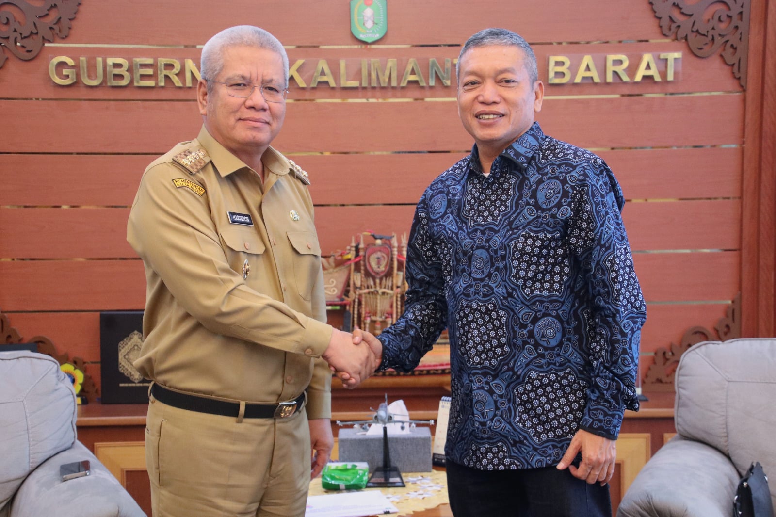 Pj Gubernur Provinsi Kalbar, Harisson foto bersama CEO Infobank Media Group, Eko B Supriyanto, di Ruang Kerja Gubernur Provinsi Kalbar, Senin (22/01/2024). (Foto: Jauhari)