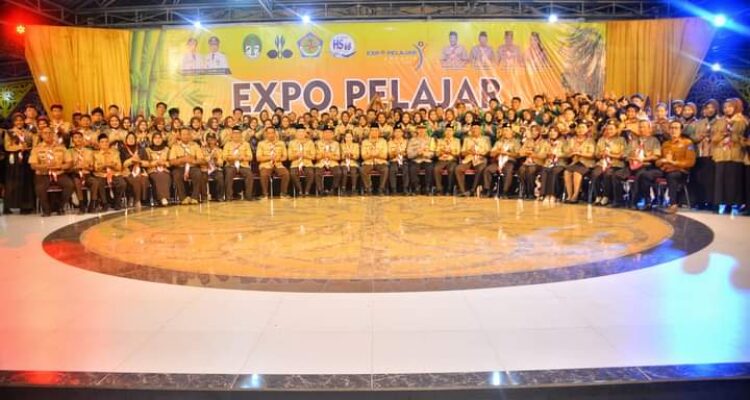 Staf Ahli Bupati Ketapang foto bersama usai pembukaan Expo Pelajar Kreatif Tahun 2024. (Foto: Adi LC)